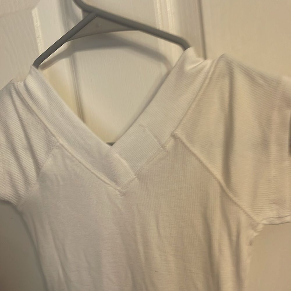 NWOT BDG Vneck Top Size Small - Picture 2 of 8